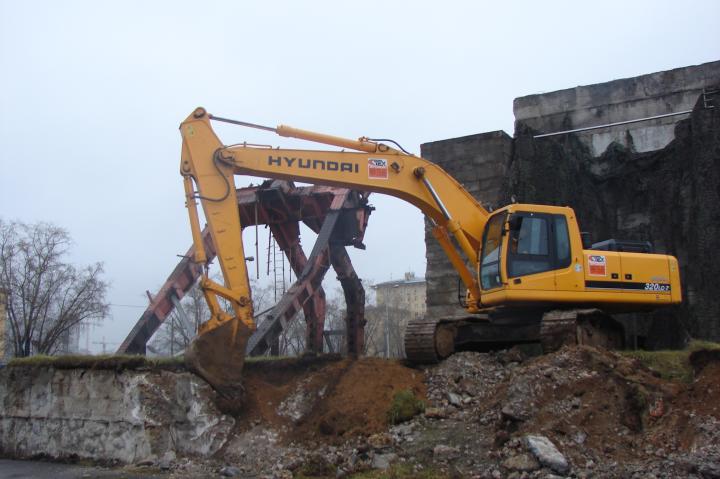 Компания Техоптимум-демонтаж зданий и сооружений.
Экскаватор HYUNDAI 320 LC-7 компании Техоптимум